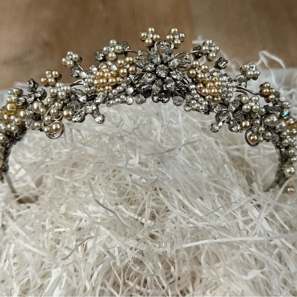 Bridal Headband with Swarovski Crystals – Elegant & Timeless - Picture 1 of 6